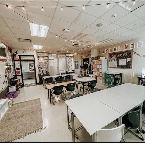 Fashion Classroom Ideas, Teacher Classroom Asthetic, Astetic Classroom, Modern Classroom Design Middle School, Hygge Classroom High School, Highschool History Teacher, Creative Art Room Ideas, Living Room Classroom, Teacher Classroom Decorations High School