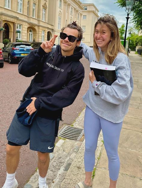 Meeting Harry Styles, Harry Styles Street Style, Harry Styles London, Harry Styles Update, Holmes Chapel, Pink Vest, Fan Picture, Harry Styles Wallpaper, Harry Styles Pictures