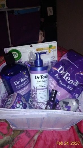 Purple Gift Ideas For Women, Color Party Basket Ideas Purple, Purple Gift Basket Ideas For Him, Purple Food Basket, Purple Theme Gift Basket, Color Themed Gift Baskets Purple, Purple Snack Basket, Purple Gift Basket Ideas Birthday, Purple Care Package