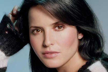 The top ten most beautiful Irish people (PHOTOS) - IrishCentral.com Dolores O'riordan, Irish Beauty, Irish Women, Black Irish, Long Dark Hair, Real Beauty, Women In History, Beautiful Eyes, Dark Hair