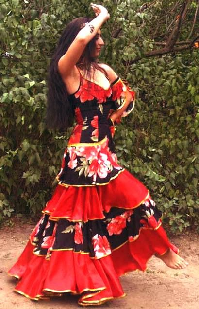 ROMANIES GYPSIES AND ROMANY GYPSY TRADITIONS DANCING CARMEN OPERA ♥ Wonderful! www.thewonderfulworldofdance.com #dance Carmen Opera, Lady Dress, Belly Dance, Dance Costumes, Dress Designs, Eminem, Boho Outfits, Bohemian Style, Boho Fashion