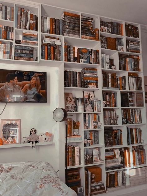 Large Library Room, Bookshelf Wall Bedroom, Bookshelf Aesthetic, Home Library Rooms, Library Bedroom, Bookshelf Inspiration, Bookshelves In Bedroom, Home Library Design, Home Libraries