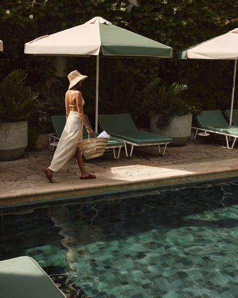 Luxury Beach Club Aesthetic, Miami Pool Aesthetic, Photoshoot By The Pool, Hotel Pool Photography, Hotel Model Photoshoot, Slim Aarons Aesthetic, Beach Club Photoshoot, Hotel Pool Photoshoot, Hotel Pool Aesthetic