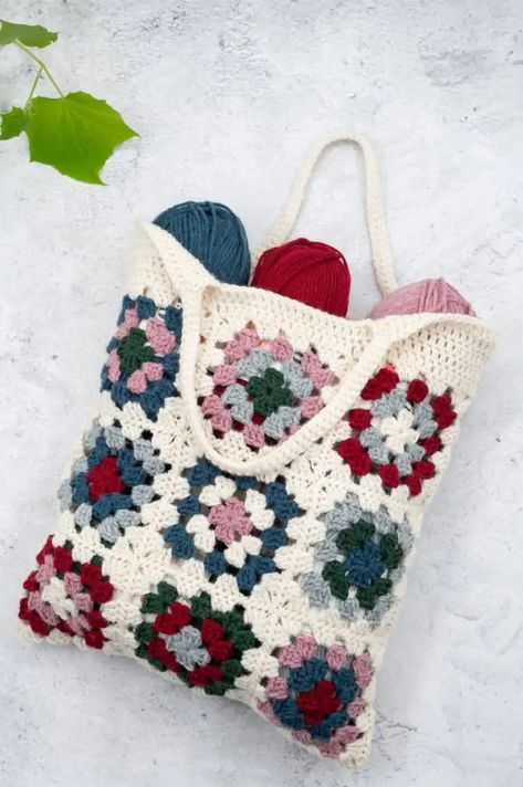 10 Easy Granny Square Crochet Patterns Sac Granny Square, Granny Square Haken, Tote Crochet, Granny Square Projects, Easy Crochet Patterns Free, Bag Pattern Free, Granny Square Bag, Crochet Market Bag, Crochet Clutch