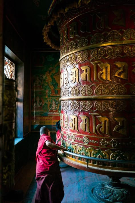 A young monk running around a Buddhist prayer wheel at Boudhanath stupa in Kathmandu, Nepal. Boudhanath Stupa, Tibet Travel, Nepal Culture, Prayer Wheel, Buddhist Prayer, Nepal Travel, Art Sacre, Gautama Buddha, Buddhist Monk