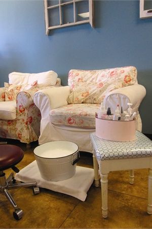 Shabby Chic Salon, Shabby Chic Decorating, Shabby Chic Office, Shabby Chic Desk, Shabby Chic Wallpaper, Shabby Chic Sofa, Chic Desk, Chic Sofa, Shabby Chic Mirror