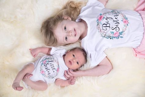 Easter Sister Photoshoot, Newborn And Big Sister Pictures, Big Sister Photo Ideas, Big Sister Little Sister Photoshoot, Big Sister And Little Sister Pictures, Big And Little Sister Photoshoot, Big Sister Pictures, Sister Photo Ideas, Mom Daughter Photography