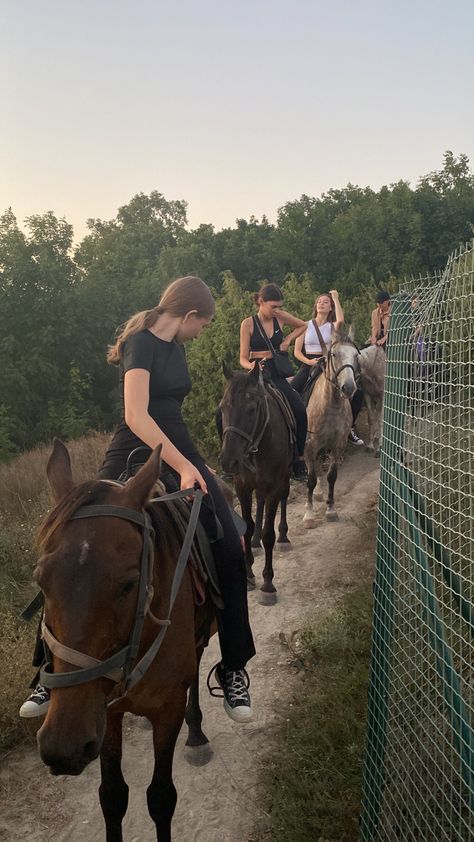 Horseback Riding With Friends, Horse Riding With Friends, Friends Riding Horses, People Riding Horses, Equestrian Friends, Riding With Friends, Ride With Friends, Horse Riding School, Horse Riding Boots