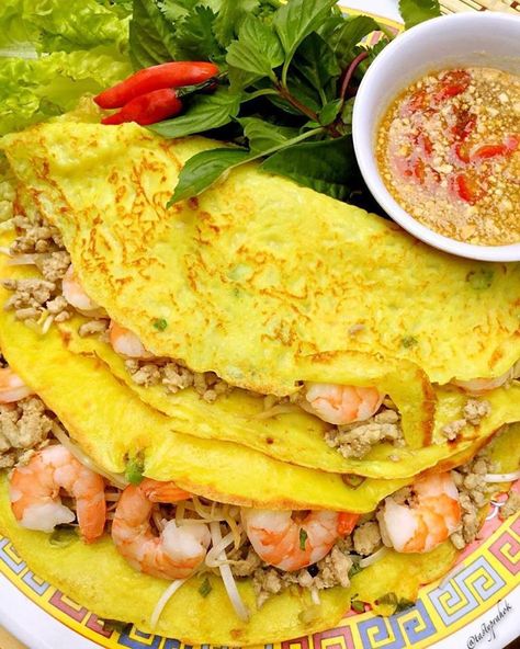 khmer food Minced Chicken, Crepes Filling, Banh Xeo, Cambodian Food, Khmer Food, Vietnamese Food, Bean Sprouts, Vietnamese Recipes, Authentic Recipes