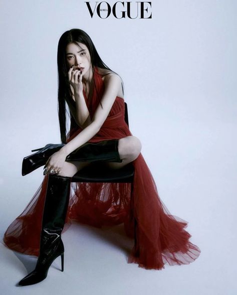 'The Glory's Lim Ji Yeon showcases her femme fatale beauty in a new pictorial with Vogue Korea Lim Ji Yeon, 사진 촬영 포즈, Song Hye Kyo, Kim Woo Bin, Model Poses Photography, Vogue Korea, Korean Actresses, Kdrama Actors, Korea Fashion