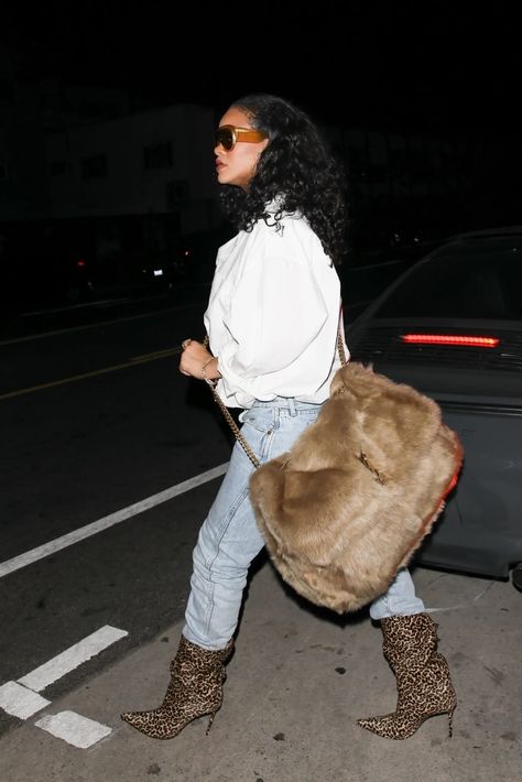 Rihanna brings comically oversized fur Saint Laurent purse to dinner Fur Purse Outfit, Jumpsuit Outfit With Boots, Rihanna Winter Outfits, Rihanna Airport Style, Rihanna Fashion Killa, Rihanna Style Casual, Ankle Boots Outfit For Women, Fashion Outfits Black Women, Rihanna Fur