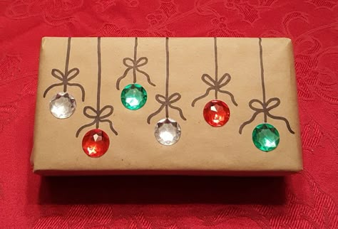 Homemade Wrapping Paper, Diy Christmas Wrapping Paper, Diy Holiday Gift Wrapping, Christmas Wrapping Diy, Christmas Gift Wrapping Diy, Diy Wrapping Paper, Xmas Wrapping Paper, Jewel Ornaments, Diy Wrapping