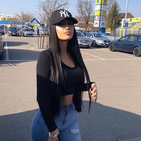 Image may contain: 1 person, standing and outdoor Yankees Hat Outfit Baddie, Black Yankees Hat Outfit, Black Hat Outfit Baseball Caps, How To Style Baseball Cap, Ny Cap Outfit, Outfits With Hats Baseball, Black Cap Outfit, Black Beanie Outfit, Black Hat Outfit