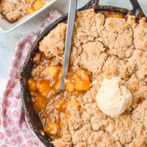 Peach Cobbler Crisp, Skillet Peach Cobbler, Vegan Peach Cobbler, Brown Sugar Peaches, Fresh Peach Recipes, Peach Crisp Recipe, Vegan Peach, Pecan Cobbler, Cobbler Easy