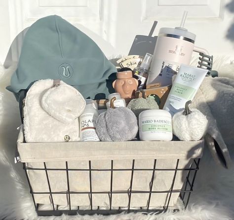 Birthday Baskets, Best Gift Baskets, Birthday Presents For Friends, Diy Best Friend Gifts, Preppy Gifts, Birthday Basket, Cute Birthday Ideas, Cute Gifts For Friends, Diy Birthday Gifts For Friends