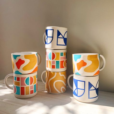 Modern Colorful Mugs Mug Design Ceramic, Painting On Cups Ideas, Minimal Mug Design, Ceramic Painting Ideas Mugs Simple, Colorful Ceramic Mugs, Abstract Mug Designs, Pottery Painting Ideas Abstract, Abstract Pottery Painting, Hand Painted Pottery Mugs