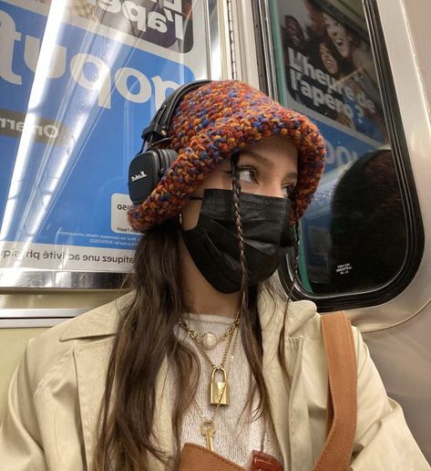 Black Bucket Hat Outfit, Bucket Hat Aesthetic, Bucket Hat Outfit, Hat Aesthetic, Hat Outfit, Estilo Grunge, Nyc Girl, Streetwear Fashion Women, Outfits With Hats