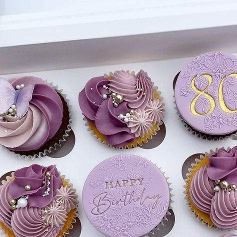 Sophie’s Cupcakes and Bakes on Instagram: "All the pretty purples 💜 Colour using @cocoa.colour plum purple in 3 shades - SOPHIE10 for 10% off. Pretty white and metallic sprinkles by @shirebakery - SOPHIESCUPCAKESANDBAKES for 10% off. Edible butterflies by @soedibleprints Embosser and stamp by @embellished_bakes_hl 4B, 6B, 1M & 336 nozzles #purplecupcakes #purple #lovepurple #shadesofpurple #purpleaesthetic #purpleombre #ombrecupcakes #prettycupcakes #birthdaycupcakes #luxurycupcakes #but Shades Of Purple Cupcakes, Purple And Silver Cupcakes, Purple And White Cupcakes, Edible Butterflies, Purple Cookies, Buttercream Designs, Silver Cupcakes, Black Cupcakes, Edible Butterfly