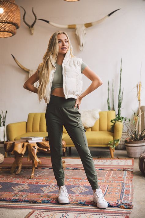 Cargo Jogger Pants Outfit, Olive Green Cargo Pants Outfit, Green Joggers Outfit, Cargo Joggers Outfits, Green Cargo Pants Outfit, Olive Green Cargo Pants, Jogger Pants Outfit, Green Joggers, Cargo Pants Outfit