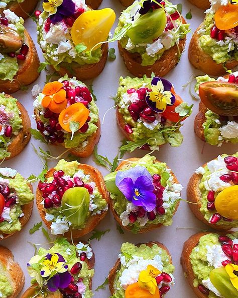 Pretty Lunch Ideas, Pretty Brunch Food, Pretty Canapes, Food With Flowers, Italian Foods For A Party, Breakfast Small Bites, Amouse Boush Idea, Flower Appetizers, Beautiful Canapes