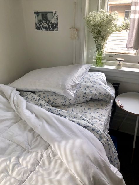 Blue And Cream Bedroom Aesthetic, Patterned Sheets White Comforter, Bed And Window Placement, Dorm Blue Aesthetic, White Room With Blue Accents, Light Blue Floral Bedroom, Blue Floral Sheets Aesthetic, Blue And White Floral Bedding, Simplistic Dorm Room