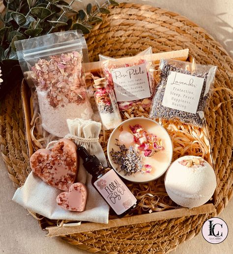 🎁  Discover Bliss with Our Self-Love Pamper Box! Indulge in a journey of self-discovery and care with our exclusive Self-Love Pamper Box. Crafted with your well-being in mind, this luxurious collection invites you to embrace the beauty of self-love and pampering. Inside our thoughtfully curated box, you'll find: 🎁 BOX 1: 1x Scented Candle: Pure, sustainable soy wax that emits soft, floral and feminine notes with a delicious scent of roses and dry flowers (roses and lavender) and Rose Quartz Crystal on the top. 1x Rose Scented Bath Bomb: This Large Rose Natural Bath Bomb has a beautiful floral appearance and scent and is handmade from natural ingredients. 1x Rose Bath Salts (70 gr Bag): For these bath salts, we have added Himalayan salts, rose petals, and rose essential oils. This will ma Diy Spa Gifts, Roses And Lavender, Rose Bath Salts, Rose Petal Bath, Fresh Rose Petals, Spa Box, Packaging Ideas Business, Comfort Gifts, Spa Gift Box