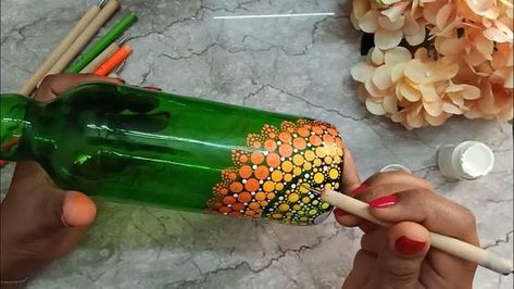 Bottle Art Table Lamps, Mandala Art On Bottle For Beginners, Mandala Dots On Bottles, Mandala Painting On Bottles, Wine Bottle Dot Art, Wine Bottle Mandala Art, Mandala Art On Glass Bottle, Dot Art Bottles, Glass Bottles Painting Ideas