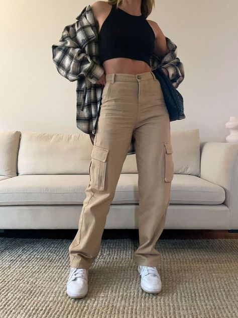 Aesthetic Cargo Pants Outfit, Girl Cargo Pants, Cargo Pants Outfit Summer, Beige Cargo Pants Outfit, Cargo Pants Aesthetic, Aesthetic Cargo Pants, Summer Cargo Pants, Cargo Pants Women Outfit, Jeans Marron