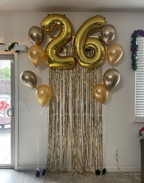 number 26 helium balloon and gold fringe tassel backdrop Golden Birthday Themes, Helium Balloon Bouquet, Background Balloons, Gold Theme Birthday, Backdrop Simple, Gold Theme Party, Golden Birthday Parties, Balloon Bouquet Diy, Diy Birthday Backdrop