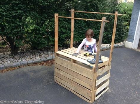 How to Build a Lemonade Stand from Pallets | HeartWorkOrg.com Build A Lemonade Stand, Limonade Bar, Kids Lemonade Stands, Repurposed Pallets, Diy Stand, Diy Lemonade Stand, Pallet Kids, Kids Lemonade, Diy Lemonade