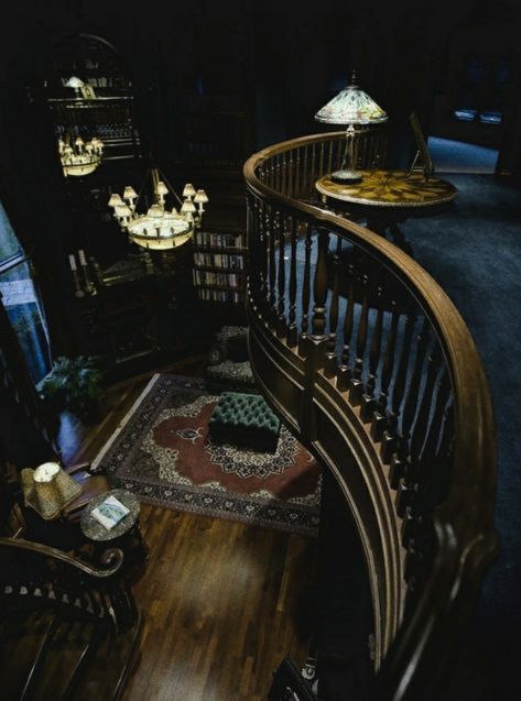 𝘵𝘩𝘦 𝘳𝘢𝘷𝘦𝘯𝘤𝘭𝘢𝘸 𝘤𝘰𝘮𝘮𝘰𝘯 𝘳��𝘰𝘰𝘮 Slytherin Dorm Room, Ravenclaw Room, Hogwarts Common Rooms, Ravenclaw Common Room, Ravenclaw Aesthetic, Ancient Houses, Creepy Houses, Common Room, Harry Potter Aesthetic