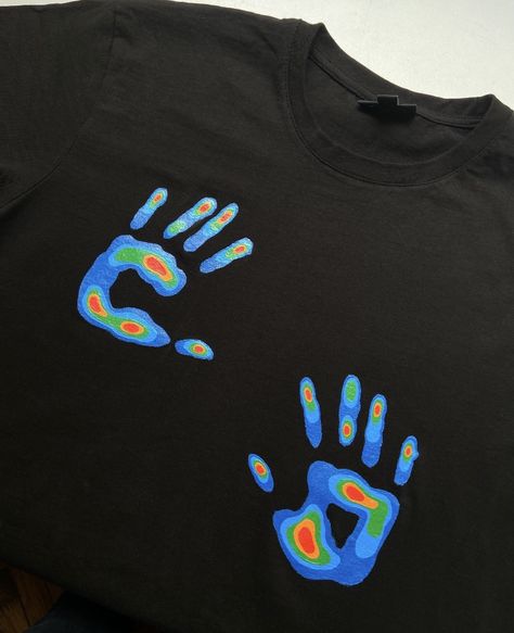 Aesthetic T Shirt Painting Ideas, Diy T Shirt Designs Paint, Diy Hoodie For Boyfriend Paint, Paint On Clothes Aesthetic, Tshirt Painting Design Ideas, Painting On Clothes Ideas Easy, T Shirt Painting Aesthetic, Painting On Shirts Aesthetic, Diy Clothes For Boyfriend