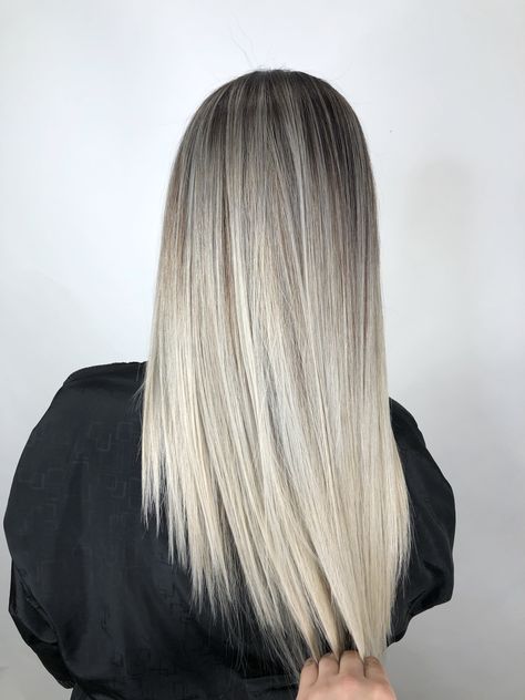 Platinum Balayage Dark Roots, Cool Ash Blonde Balayage, Blonde With Black Roots, Blond Cenușiu, Blonde Light Brown Hair, Yellow Blonde Hair, Short Platinum Blonde Hair, Balayage Hair Blonde Medium, Blonde Hair With Dark Roots