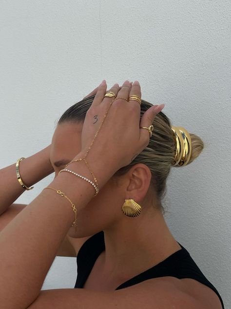 Gold Hand Jewelry Aesthetic, Bracelet To Ring Chain, Hand Chain Aesthetic, Aesthetic Gold Bracelets, Handchains Gold, Hand Accessories Aesthetic, Permanent Jewelry Photoshoot, Outfits With Gold Jewelry, Hand With Jewelry