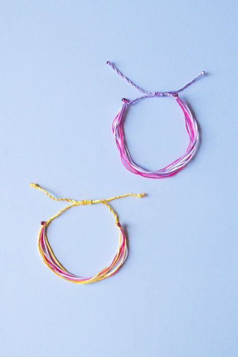 See how to create friendship bracelets using nothing more than cord. They are basic and easy to make, great for teens and tweens to make together or for handmade gifts! #friendshipbracelets #bracelet #jewelry #jewelrymaking #diybracelet #jewelrymakingtutorial #tweensandteens #handmadegifts #craftgossip How To Make Pura Vida Bracelets, How To Make String Bracelets Easy, How To Make Bracelets With String, Easy String Bracelets Tutorials, How To Make String Bracelets, How To Make Friendship Bracelets, Pura Vida Bracelets Diy, Bracelets String, String Friendship Bracelets