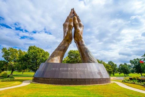 Sculptures Of Hands Around The World Outdoor Sculpture Ideas, Pagoda Decor, Facade Concept, Urban Installation, Circle Sculpture, Monument Ideas, Lorenzo Quinn, Customized Ornaments, Green Roof Garden