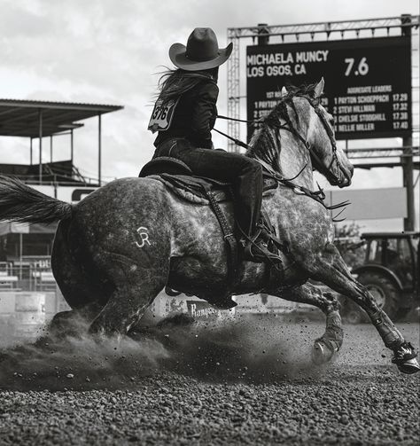 Barrel Racing Aesthetic, Barrel Racing Photos, Barrel Racing Training, Horse Senior Pictures, Horse Photography Poses, Cowboy Photography, Pictures With Horses, Rodeo Cowboys, Western Photography