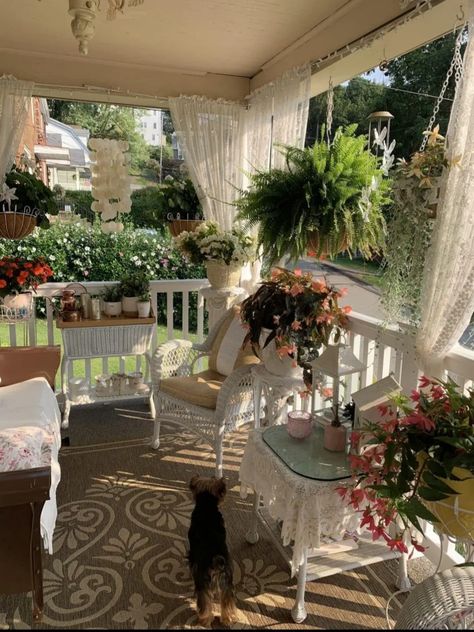 Love the curtains Romantic Porch Ideas, Cottagecore Porch Ideas, Large Porch Ideas, Cottage Deck Ideas, Cottage Style Patio, Whimsical Front Porch, Porch Wall Decor Ideas, Beautiful Porches, Shabby Chic Patio