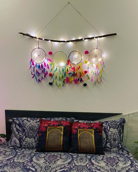 Hanging Dream Catchers Wall Decor, Dry Craft For The Home Ideas, Bedroom Dream Catcher Decor, Dream Catcher Decor Wall Hangings, Home Made Dream Catchers, Home Made Home Decor, Room Decorate Ideas Diy, Dream Catcher Room Ideas Bedrooms, Creative Wall Art Decor Diy