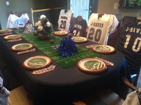 I hosted  my daughter and her friends for their high school homecoming dinner. I used the guys football jerseys as chair covers. My table runner I made out of turf and sprayed painted the lines, numbers on it to make it look like a football field. It was a really fun and easy and cheap table theme. The kids loved it! Homecoming Dinner Ideas High School, Team Dinner Ideas, Senior Table, Homecoming Dinner, Homecoming 2023, Soccer Banquet, Volleyball Ideas, Homecoming Themes, Football Banquet