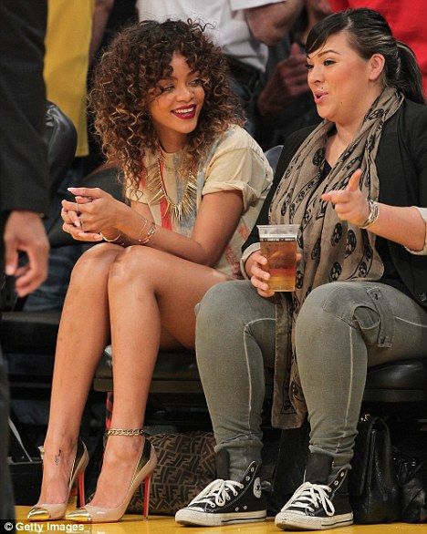 Gold capped toe! LOOOOOVE it!!! Rihanna Basketball Game, Ball Game Outfit, Rihanna Fashion Outfits, Rihanna Show, Confident Outfit, Rihanna Love, Rihanna Hairstyles, Rihanna Looks, Rihanna Riri