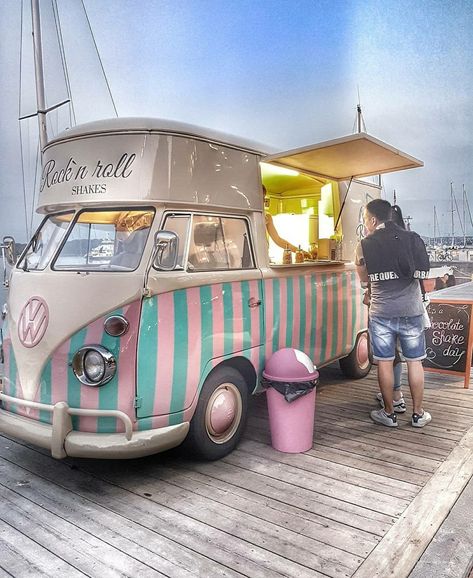 Beer Truck, Coffee Van, Vw Ideas, Food Truck Business, Volkswagen Van, Campervan Life, Ice Cream Van, Vans Store, Mobile Boutique