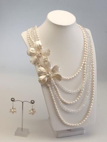 pearls White Beads Necklace, Pearl Shawl, Shell Flowers, Pearl Collar, Pearl Jewelry Design, Pearl Necklace Designs, Gold Jewelry Sets, Neck Jewellery, Shell Jewelry