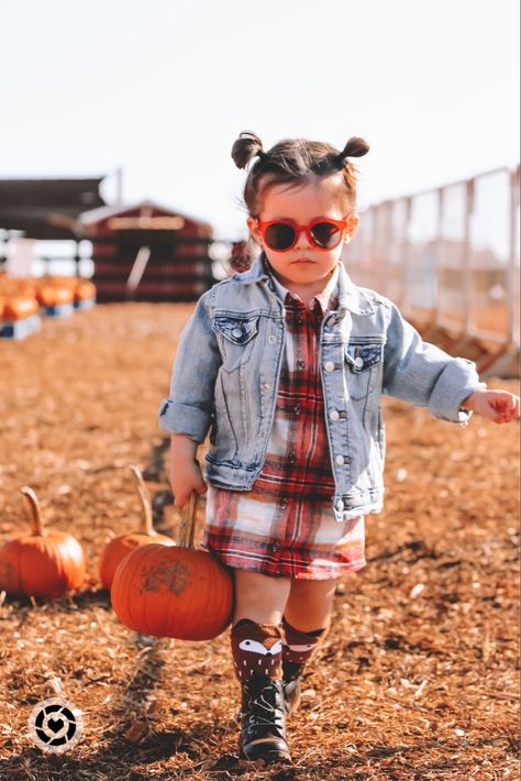 Toddler Girl Pumpkin Patch Outfit, Toddler Pumpkin Patch Outfit, Fall Pumpkin Patch Outfit, Pumpkin Patch Outfit Kids, School Picture Outfits, Pumpkin Patch Photoshoot, Fall Pumpkin Patch, Fall Photo Shoot Outfits, Preschool Fall