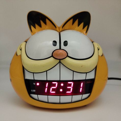 Weird Living Room Decor, Garfield Room Decor, Garfield Bedroom, Garfield Furniture, Garfield Decor, Garfield Clock, Garfield Room, Garfield Items, Garfield Things