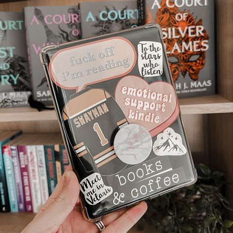 Decorated kindle with book stickers Kindle Clear Case Stickers, Kindle Decorated With Stickers, Kindle Paperwhite Aesthetic Stickers, Decorated Kindle Case Stickers, Kindle Decoration Ideas, Decorated Kindle, Reset Weekend, Kindle Aesthetic Case, Kindle Decoration