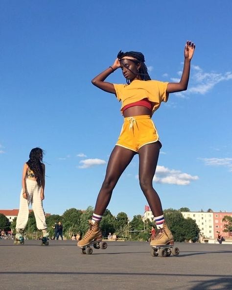 Rollerblading Aesthetic, Black Influencers, Jam Skating, Roller Skating Outfits, Skate Aesthetic, Skating Aesthetic, Roller Disco, Roller Skaters, Windy Weather