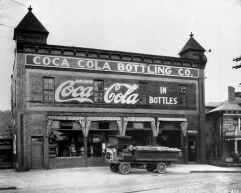 Old coke building plant Coca Cola Factory, Coca Cola History, John Pemberton, Coke Collectibles, Always Coca Cola, Coca Cola Ad, Coca Cola Bottles, Vintage Coke, Delivery Truck