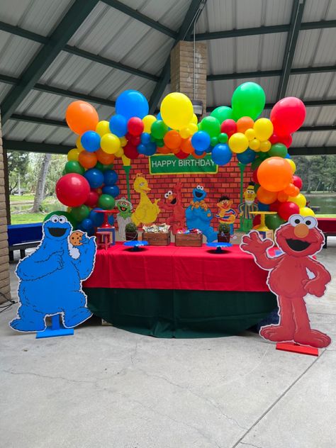 Elmo Birthday Backdrop, Sesame Street Snack Ideas, Sesame Street Birthday Decor, Sesame Street Balloon Garland, Sesame Street Themed Birthday Party, Elmo Balloon Garland, Sesame Street Balloons, Sesame Street Desserts, Sesame Street Balloon Arch