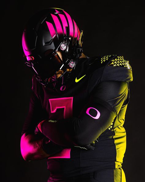 Oregon Ducks Uniforms, Ducks Photos, Athletic Wallpaper, Cool Football Pictures, Football Swag, College Football Outfits, Oregon Football, Football Poses, Ducks Football